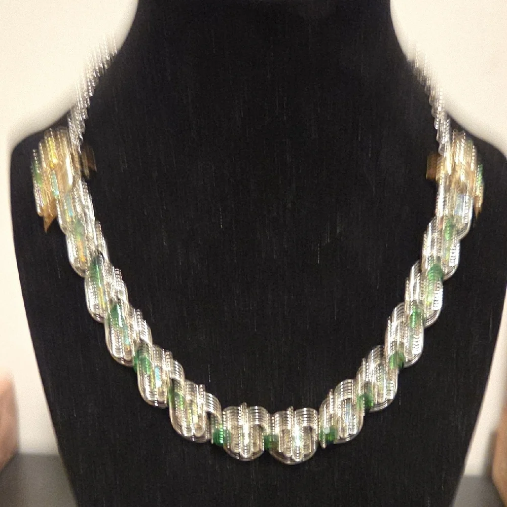 Gold-Tone NECKLACE and EARRINGS set with URANIUM glass crystals - Picture 9 of 13